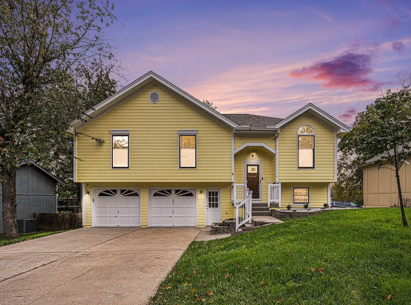 Beautiful 4-bed, 3-bath Lees Summit Cottage - Image 1