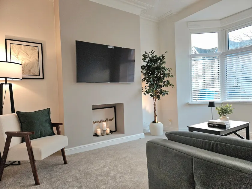 Albert House |Large Home Sleeps 7+ |Garden Parking - Image 1
