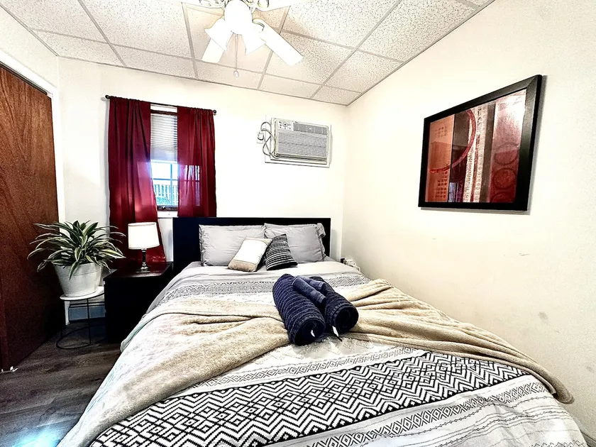 Cozy 1BR End Cottage W/D • Parking •Walk to Train - Image 1