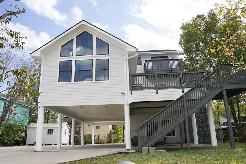 Lakeside Luxury: Recently Renovated Home - Image 1