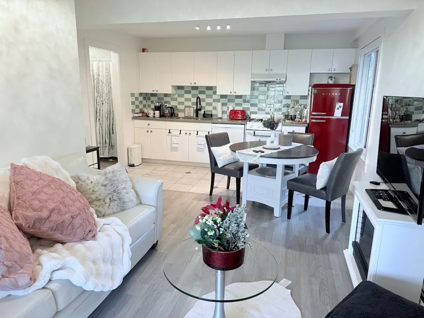 Home away from Home |near Thunderbird Show|Langley - Image 1
