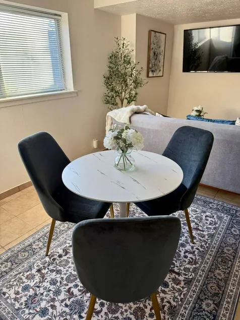 Cozy and well located 2-bedroom basement - Image 1