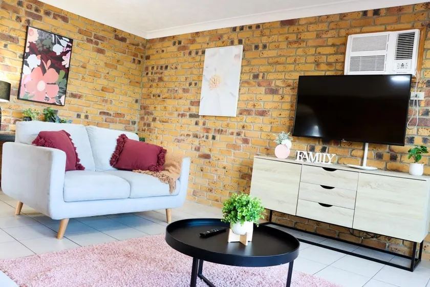 Beautiful 3 Bedroom Pet Friendly Apartment - Image 1