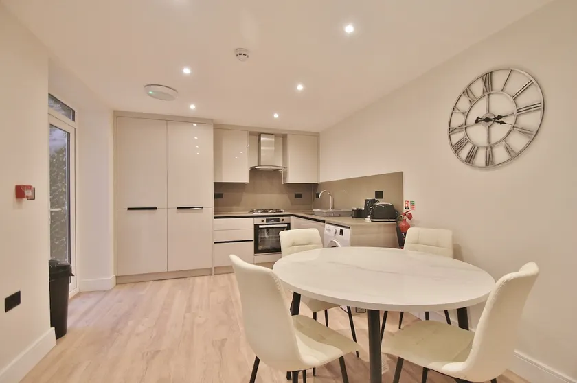 Lovely 2 Bed Garden Flat in Shepurds Bhush - Image 1
