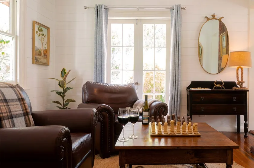 Lumsden Cottage Book 3, stay 1 night free in Nov - Image 1