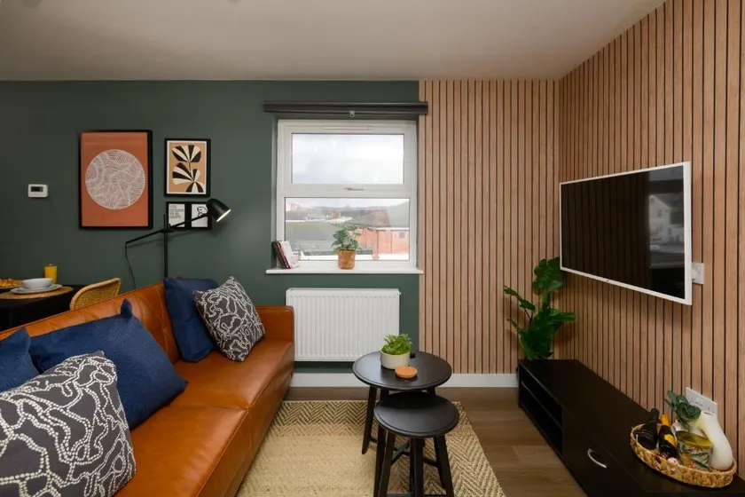 Benjamin Suite - Modern 3BR Apartment with Parking & WIFI - Image 1