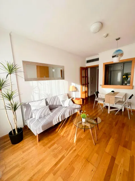Wanda & IFEMA: Pool, Parking, and Comfort - Image 1