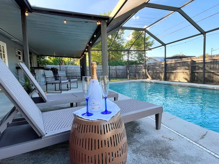 Relax & Entertain: King Bed, Pool, Fully Fenced - Image 1