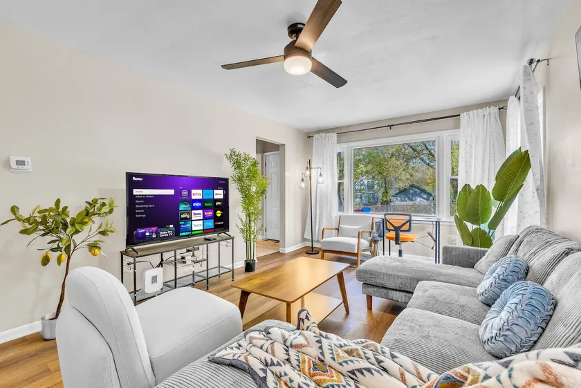 Duplex with Dual Kitchen & Living Rooms 2K/3Q Beds - Image 1