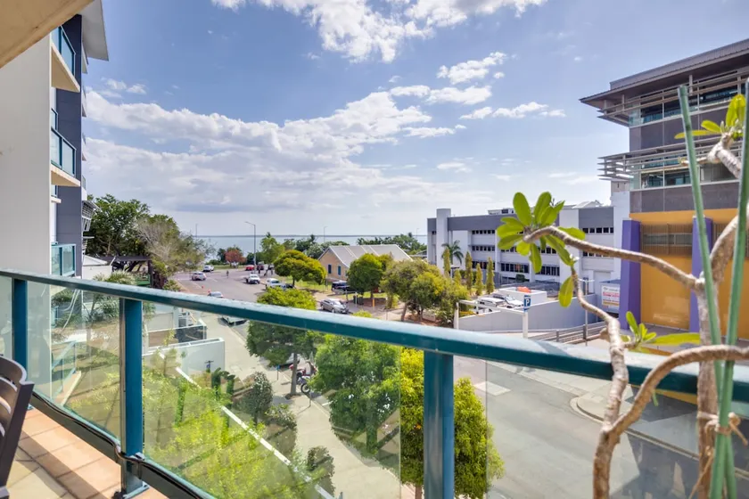 Stylish CBD Apartment with Pool, Gym & Parking - Image 1