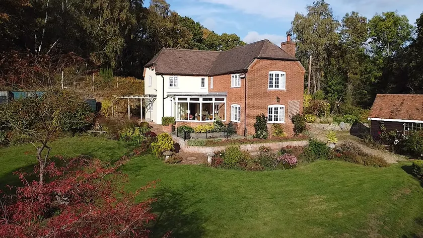 3-bedroom cottage set in a large enclosed garden - Image 1