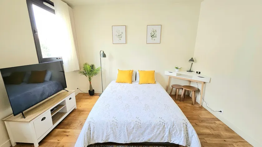 Quiet studio • 5-min walk to metro • Ideal for business/training stays - Image 1