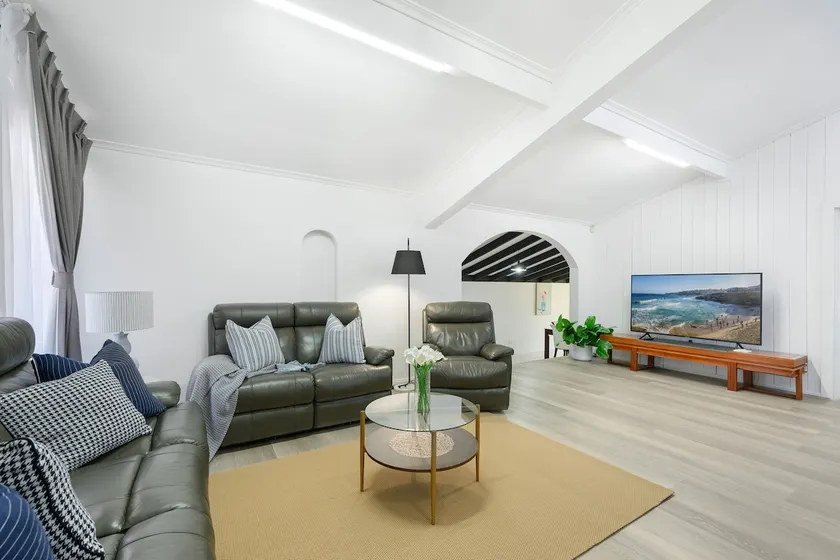 Casula cozy 3Br home with parking & WiFi - Image 1