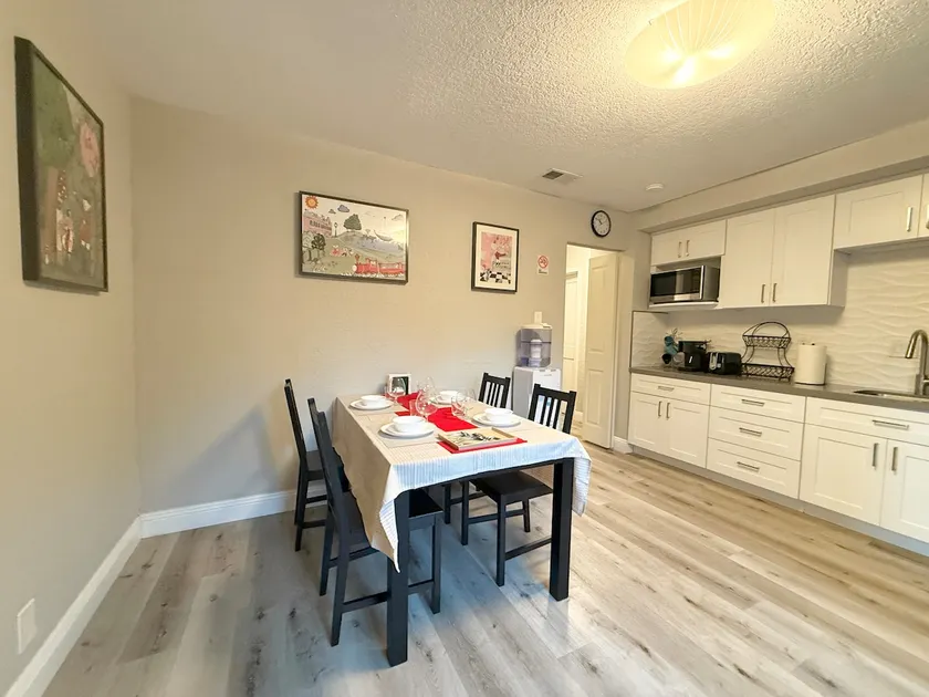2B1B near Stanford with parking, clean and comfortable - Image 1
