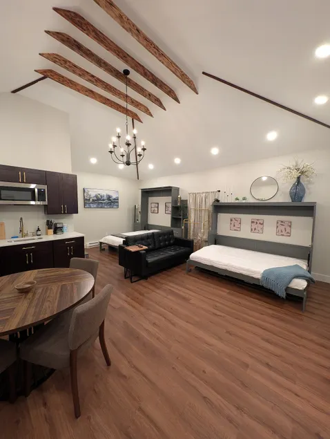 The Serene Loft: Chic Comfort Close to NYC - Image 1