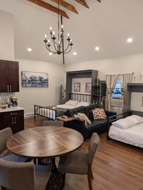The Serene Loft: Chic Comfort Close to NYC - Image 1