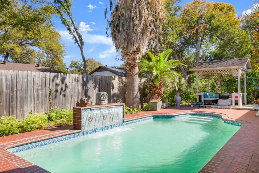 New Remodeled 4 BDRM Central Austin W/Pool & Patio - Image 1