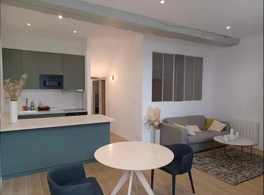 Beautiful 2-room refurbished apartment in a great location. - Image 1