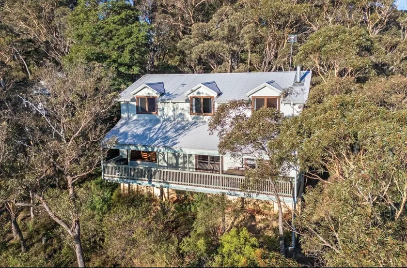 Blue Mountains Retreat with Stunning Views - Image 1