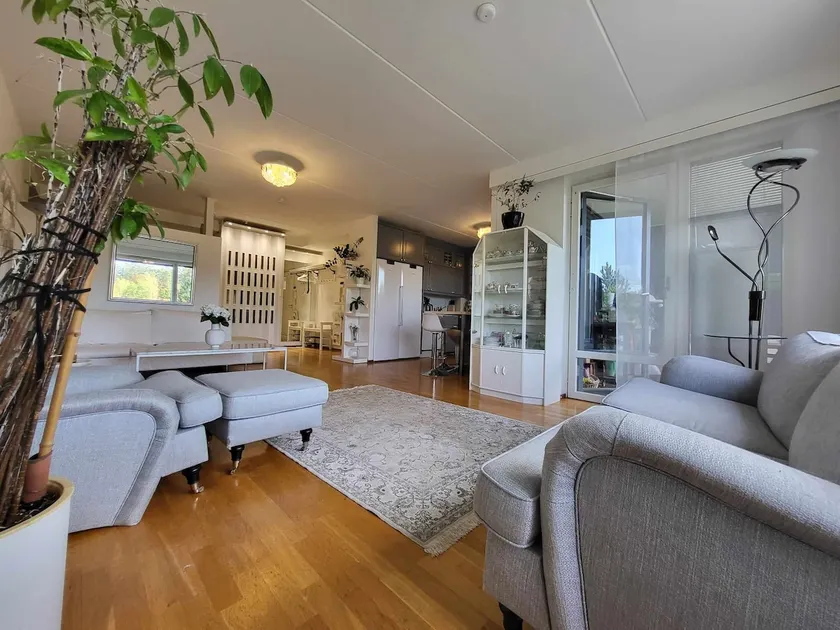 Apartment by the sea with good transport connections - Image 1