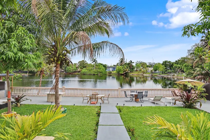 Miami Lakefront City Escape - Image 1