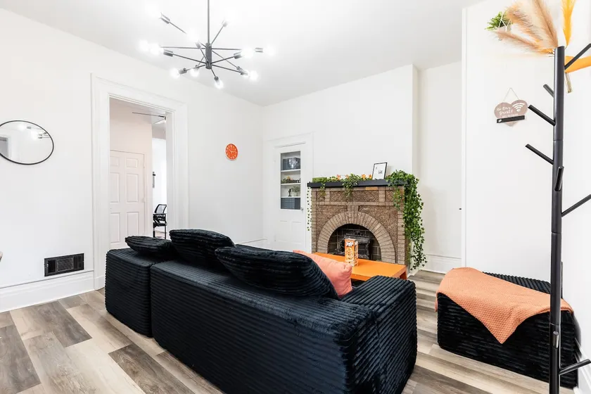 Spacious & Modern 2BR Stay - Off-Street Parking - Image 1