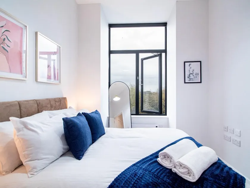 Leeds Dock Apartment | Free Parking Sleeps 5 - Image 1