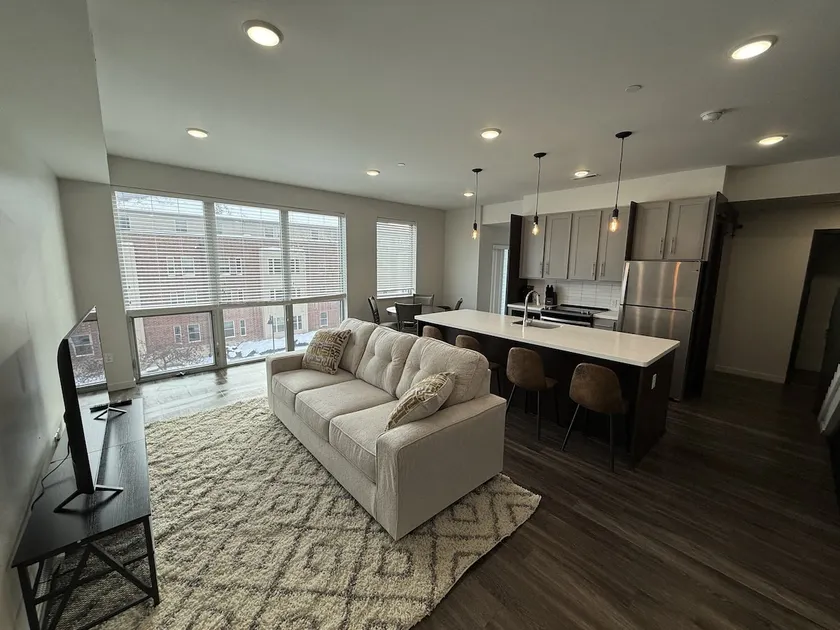 2 Bedroom, 2 Bath Townhouse Condo Central Location - Image 1