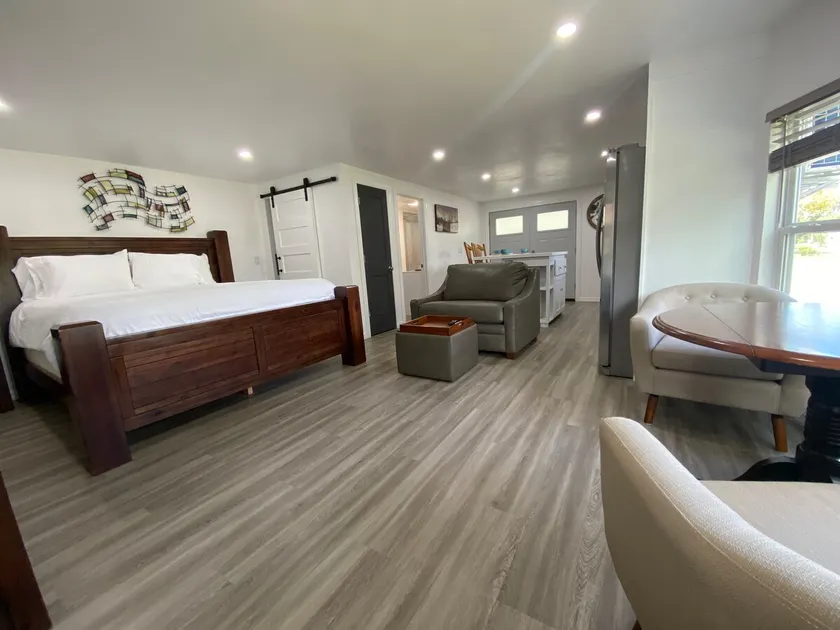 King Size Bed Suit Apartment Quite Neighborhood - Image 1