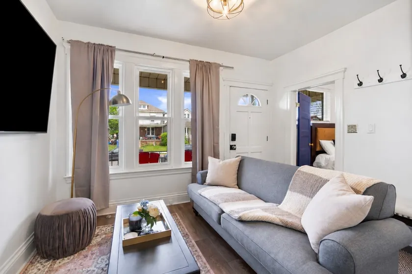 Sleeps 8 | BBQ + Parking | Family Friendly - Image 1