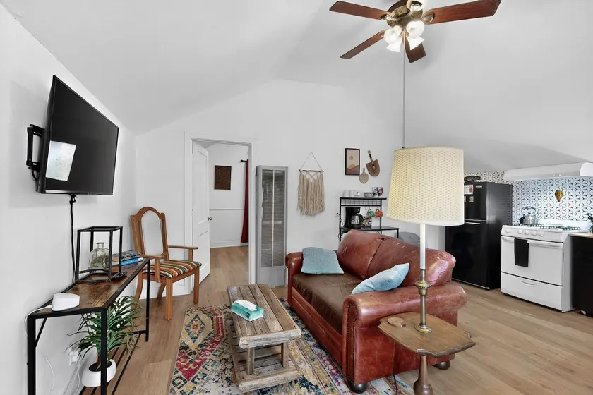 1BR Upstairs in Historic Stamm House Near Downtown - Image 1