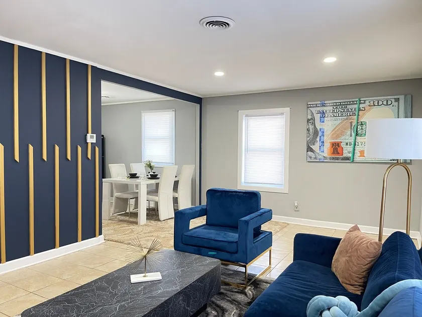 Entire Home Getaway + Free Parking/Fast Wi-Fi - Image 1