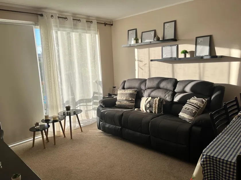 Beautiful first-floor apartment near shops - Image 1