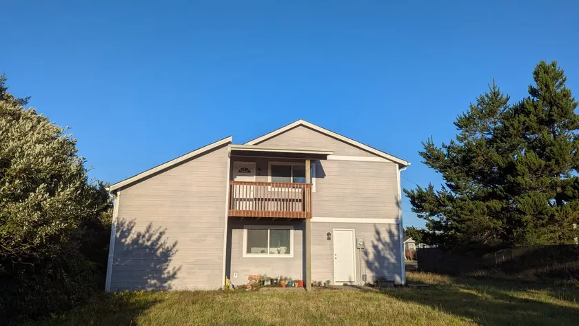 Beach Retreat • King Bed • Wi-Fi • Walk to Ocean - Image 1