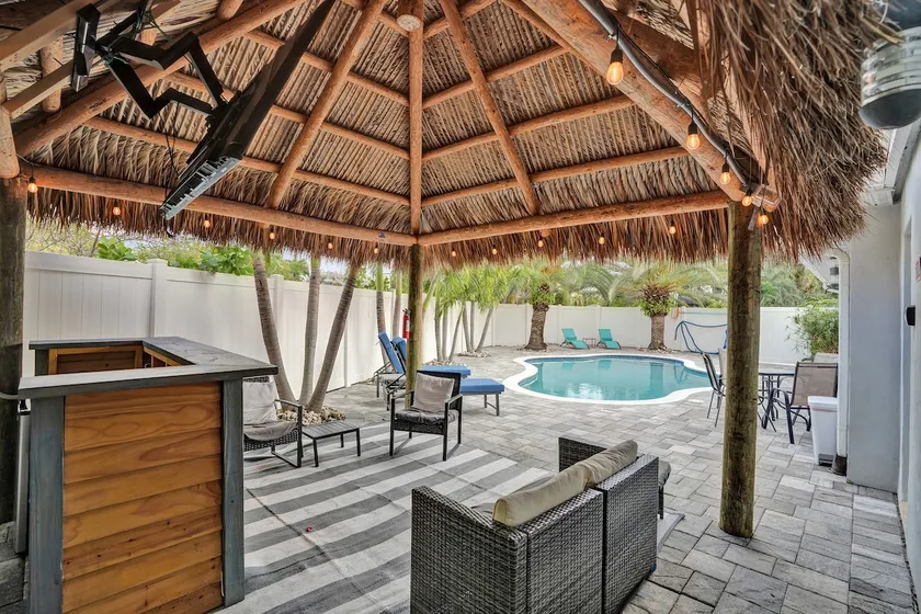 Modern Studio Blocks to the beach w/ pool&Tiki Bar - Image 1