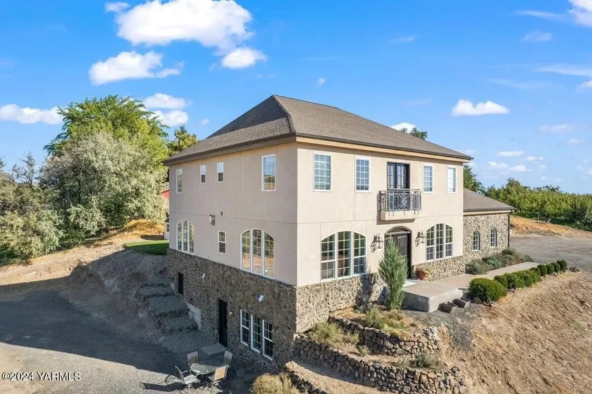 European Country House with Valley Views-Sleeps 10 - Image 1