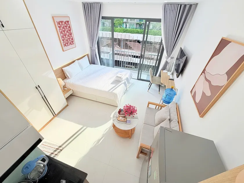 (704 Suites) Sky-high & modern studio w Balcony - Image 1
