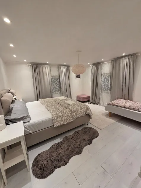 Bright ground-floor flat for 4 with free parking - Image 1