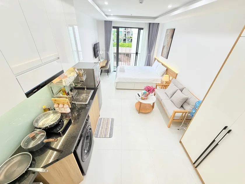 l 603 Suites l Sky-high & modern studio w Balcony - Image 1