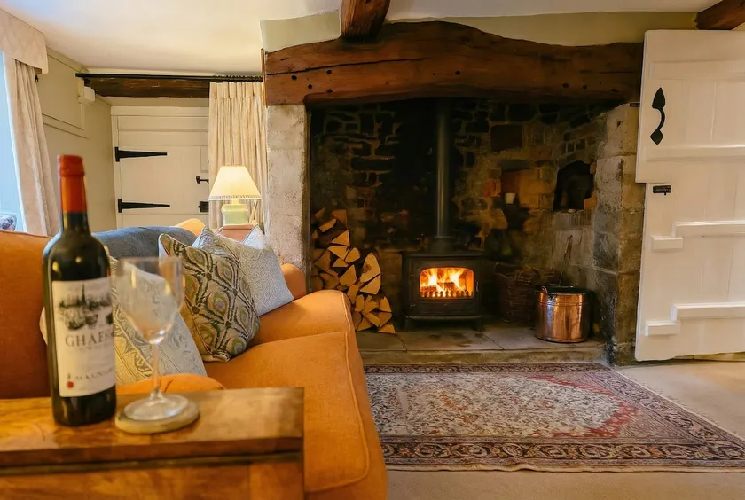 Beautiful Thatched Grade II Listed Cottage near Stonehenge & Salisbury - Image 1