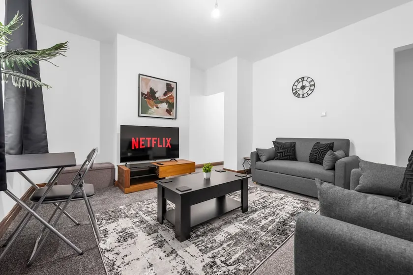 Brand-New 2-Bed Near M65 Sleeps 7 - Image 1