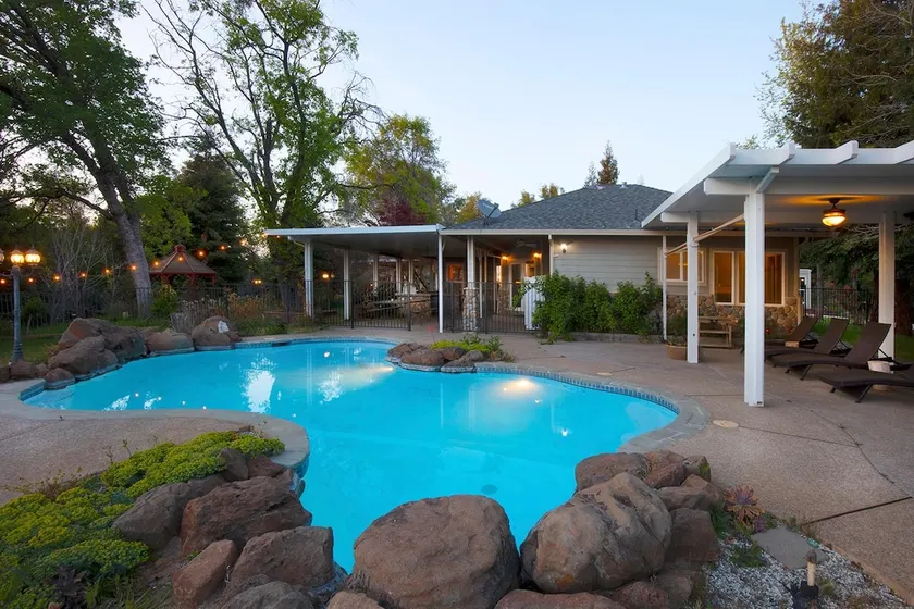 Elegant Somerset Estate -Luxury Nature Retreat - Image 1