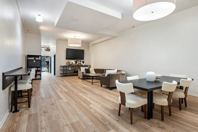 Iris Inn | 12 Bedrooms | Wrigley + Onsite Parking! - Image 1