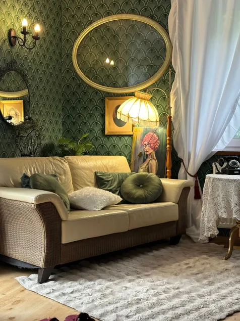 Vintage-style apartment with a history and a garden - Image 1