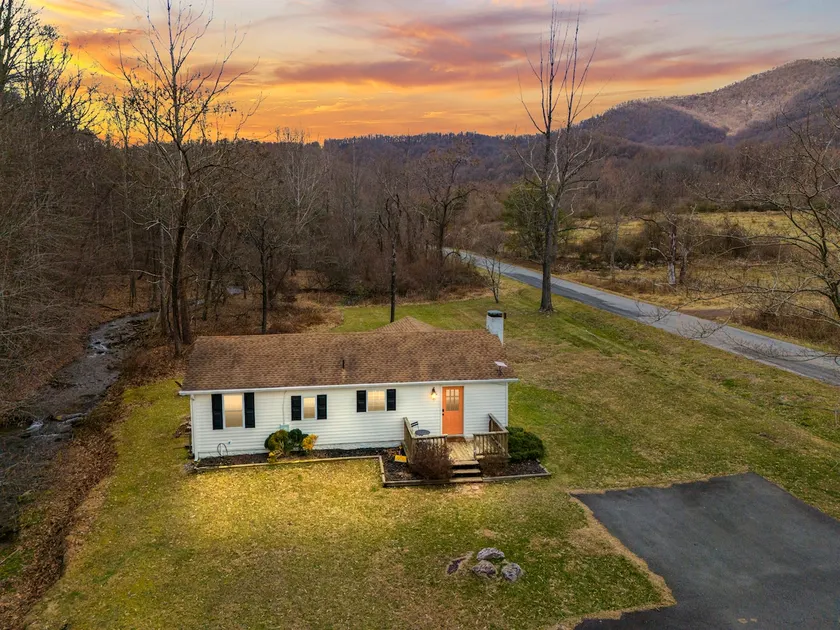 Creekside Cottage - Near hiking + fishing - Image 1