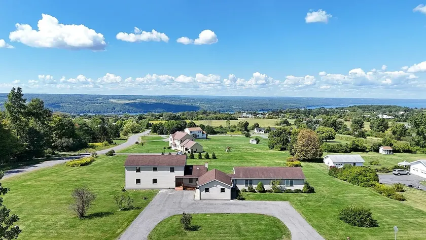 Spacious 5BR Lake View Home Near Cornell - Image 1