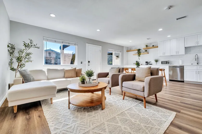 4 min from UCR, 3 bedrooms, 2 bath, newly renovated, academic loft - Image 1