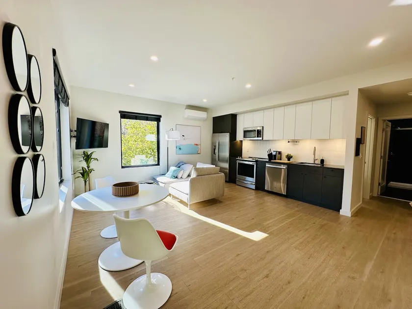 Sunny Modern 1BR w/ Designer Kitchen & Finishes - Image 1
