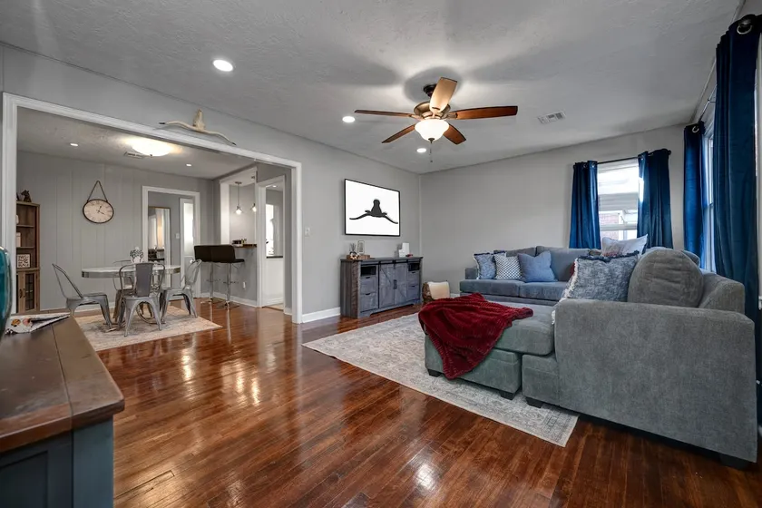 Horns Down Hideaway-3BR2BA Home Close to OU Campus - Image 1