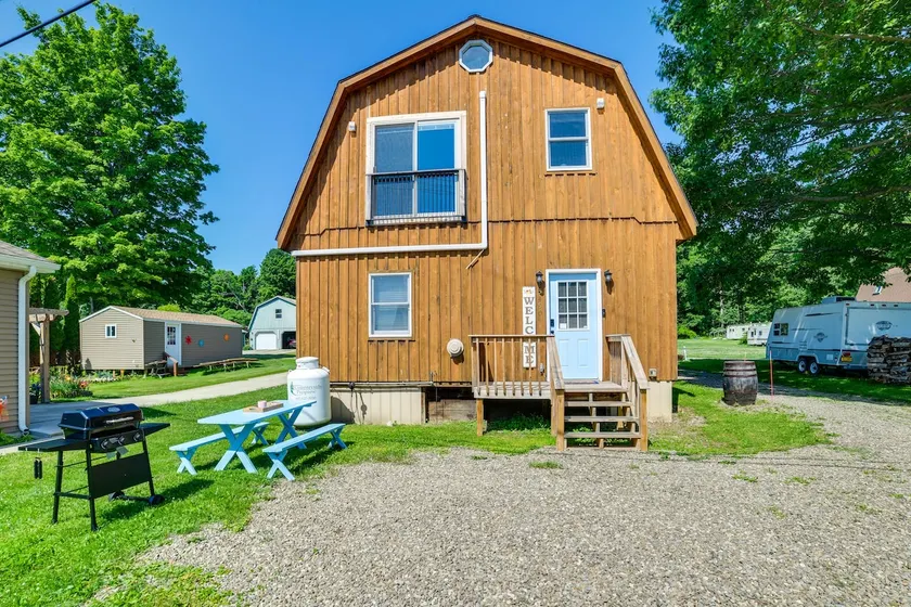 Ultimate Relaxation! Lake-View Cottage in Bradford - Image 1